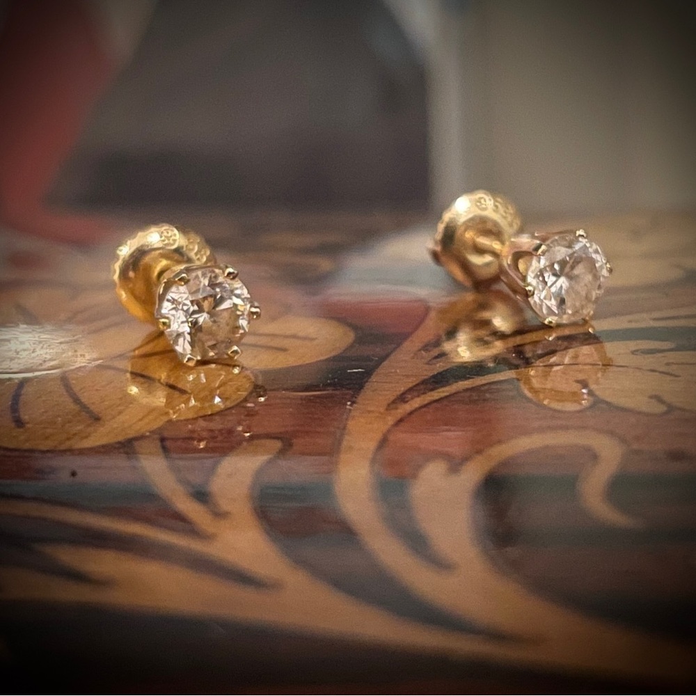 Diamond stud earrings- stunning!💎